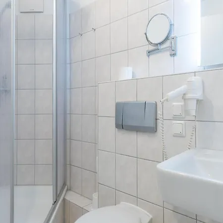 아파트 Geschmackvoll Eingerichtete Mit Grossem Balkon In